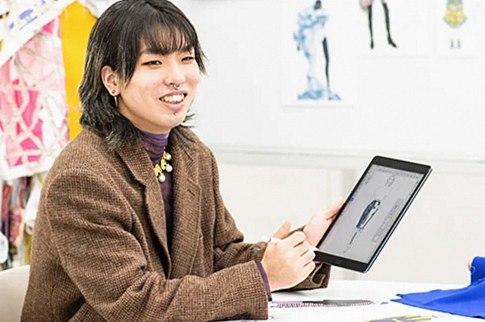 タブレットでデザインを描くStyle Coreデザイン科の学生