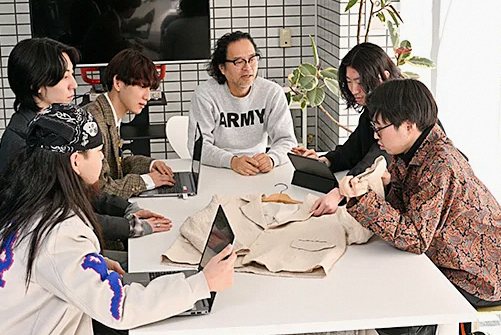 バイイング企画について打ち合わせをするStyle Coreマーチャンダイジング専攻科の学生