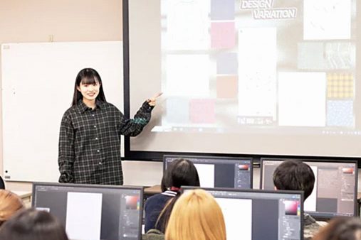 プレゼンをするStyle Coreスタイルビジネス科の学生