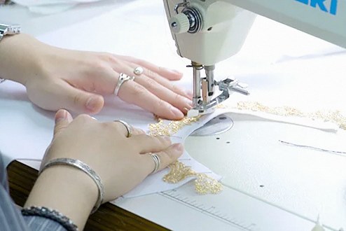アーティストの衣装をミシンで縫製するStyle Coreテクニカル科の学生