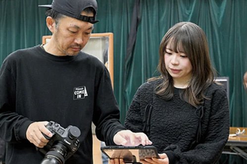 撮影現場でフォトグラファーと打ち合わせをするStyle Coreスタイリスト科の学生
