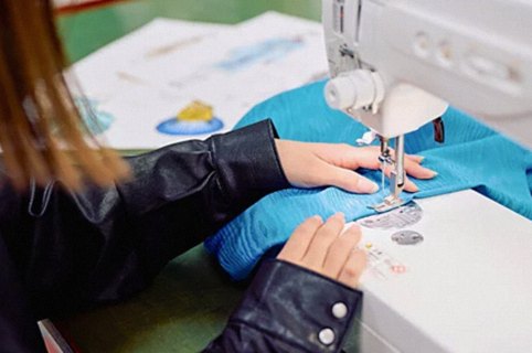ミシンで縫製をするStyle Coreデザイン科の学生
