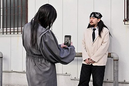 買い付け商品を取り入れたスナップ撮影をするStyle Coreマーチャンダイジング専攻科の学生