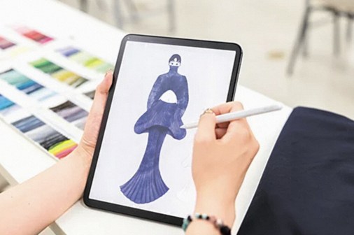 Style Coreテクニカル科の学生がデザイン画を学ぶ様子