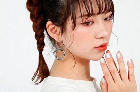ヘアメイク授業でメイクアップを実践するStyle Coreスタイルビジネス科の学生