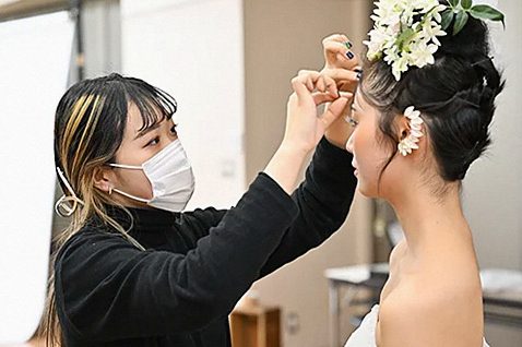 ヘアメイクを施すStyle Coreスタイリスト科の学生