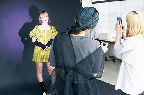 SNSフォトワークの授業でモデルを務めるStyle Coreスタイルビジネス科の学生