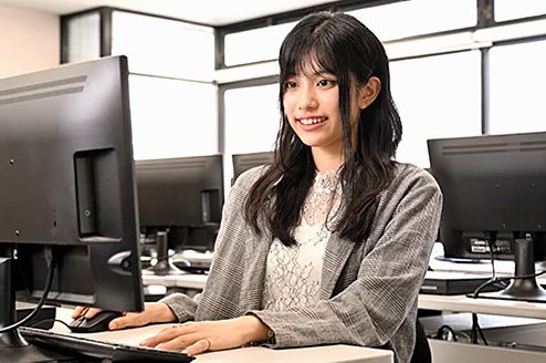 業界について調べるStyle Core デザイン科の学生
